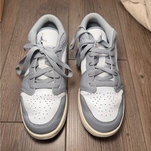 Youth 5 / Women’s 6 Air Jordan 1 Low- GS 'Vintage Grey